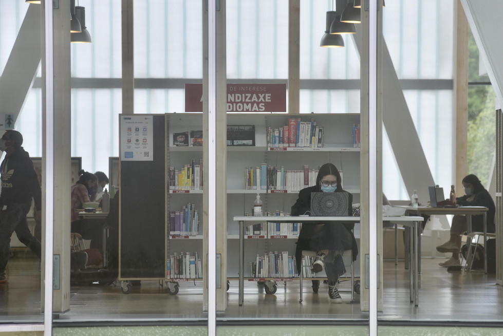 Usuarios en la biblioteca del Ágora