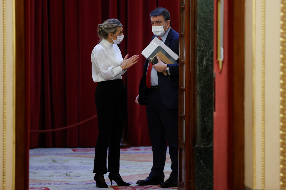 Yolanda Díaz conversa con Aitor Esteban antes de una sesión de control