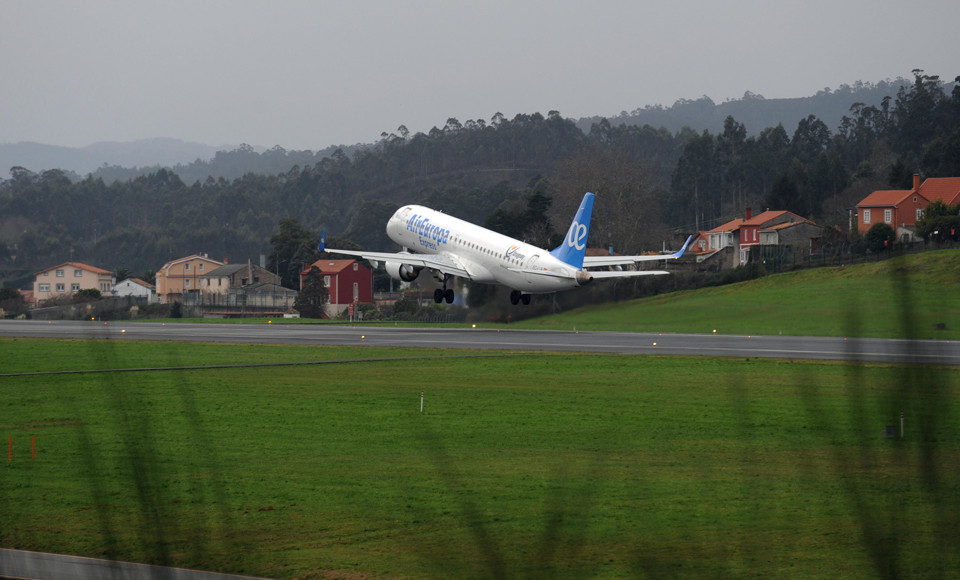 Avión despega del aeropuerto de Alvedro