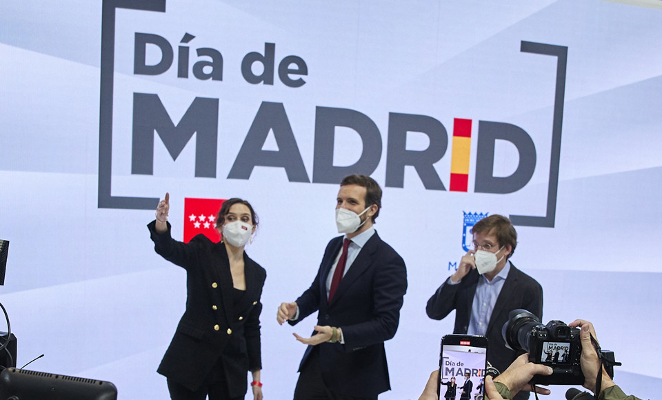 La presidenta de la Comunidad de Madrid, Isabel Díaz Ayuso (3i), el presidente del Partido Popular, Pablo Casado (4i), y el alcalde de Madrid, José Luis Martínez Almeida