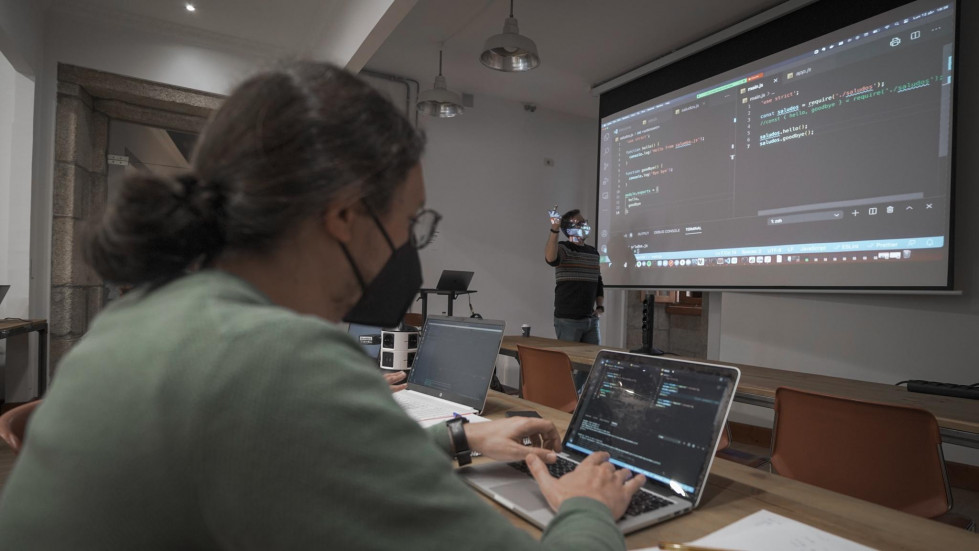 Un alumno de Hack a Boss durante una clase