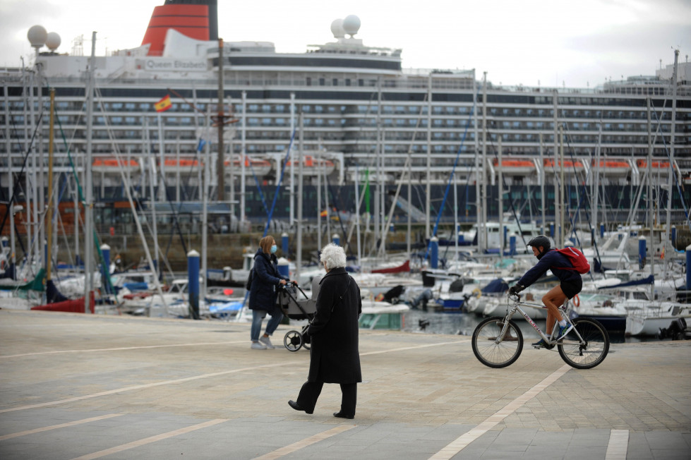 El “Queen Elizabeth”, atracado en el puerto coruñés