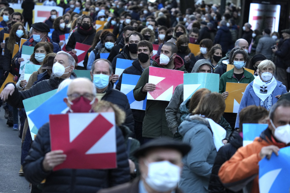 Varias personas en la concentración convocada por Sare a favor de los presos de ETA, en Bilbao