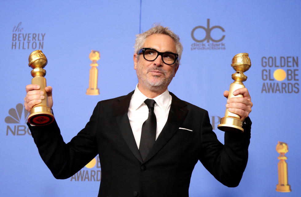 El cineasta mexicano Alfonso Cuarón posa con sus galardones en la edición anterior