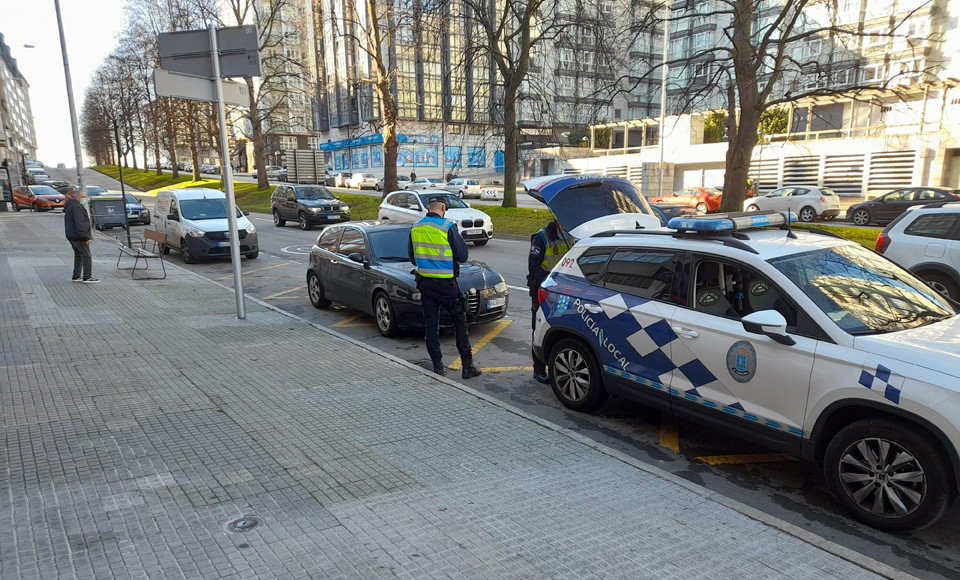 Agentes de la Policía Local sancionan a un turismo en una zona de carga y descarga