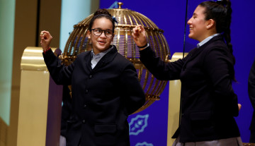 Los niños del Colegio de San Ildefonso cantan el primer premio al 86148 del sorteo de la Lotería de Navidad celebrado en el Teatro Real de Madrid