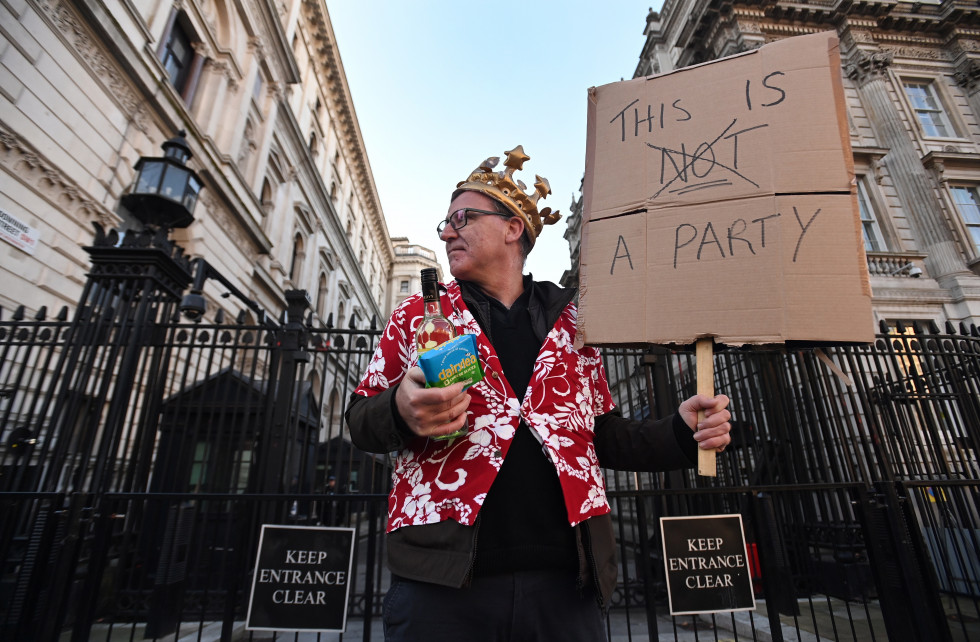 Un manifestante, en el exterior de Downing Street