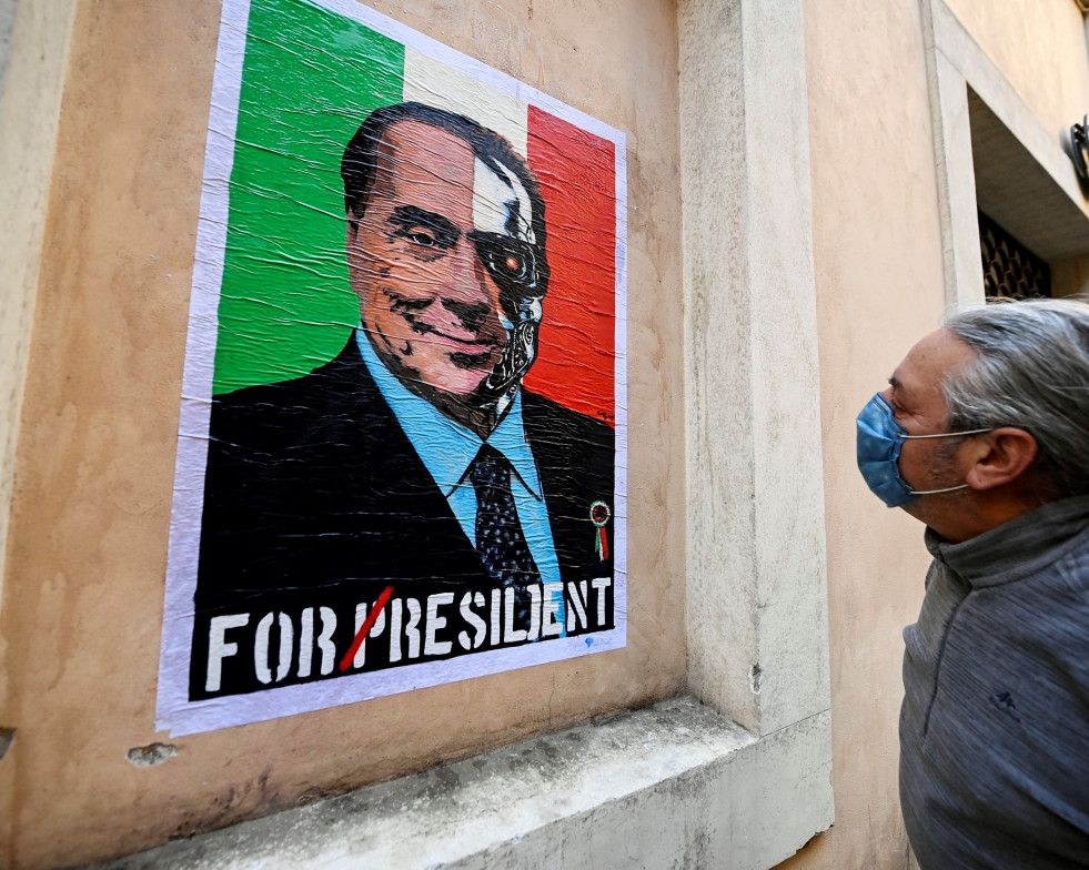 Un hombre contempla un mural de Silvio Berlusconi en Roma